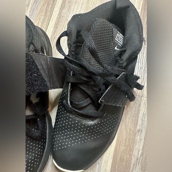 Nike Team Hustle D8 Black Basketball Shoes, Size 6Y - Picture 3 of 15
